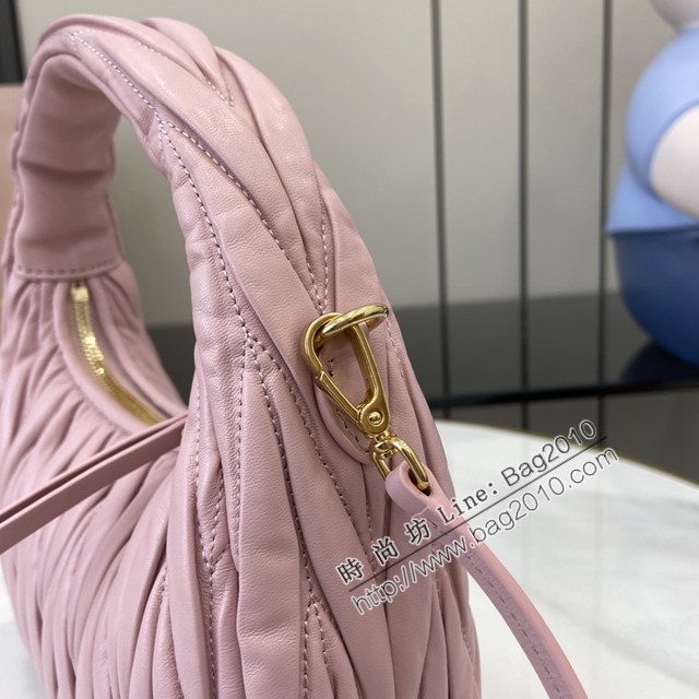 miumiu繆繆專櫃最新款小羊皮Wander手袋經典Matelasse紋理繡花手提肩背包 jh2561型號：5BC125